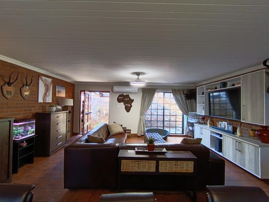 5 Bedroom Property for Sale in Langenhovenpark Free State